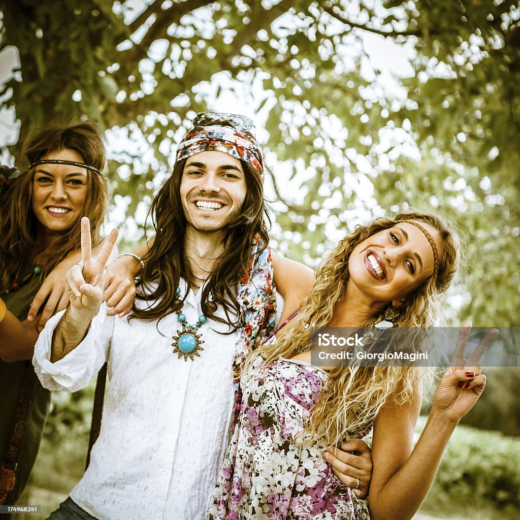 Feliz Pareja Joven De Hippies Foto de stock y más banco de imágenes de 1970-1979 - 1970-1979, 1960-1969, 20 a 29 años - iStock Feliz Pareja Joven De Hippies Foto de stock y más banco de imágenes de 1970-1979 - 1970-1979, 1960-1969, 20 a 29 años - iStock