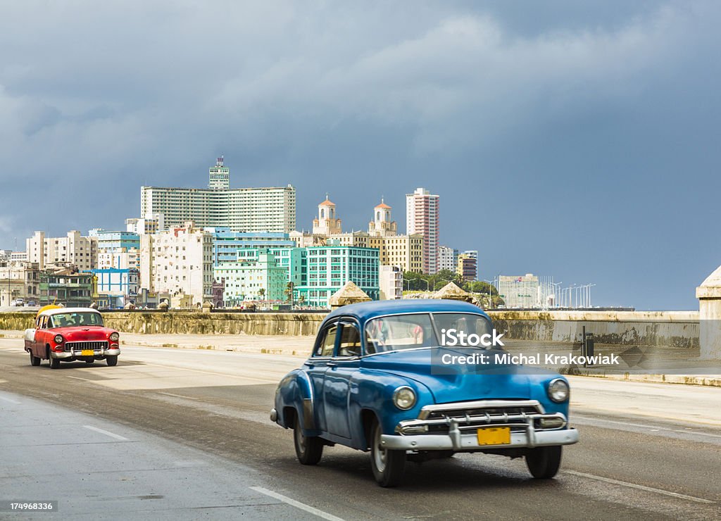 Malecon в Гаване, Куба - Стоковые фото Автомобиль роялти-фри