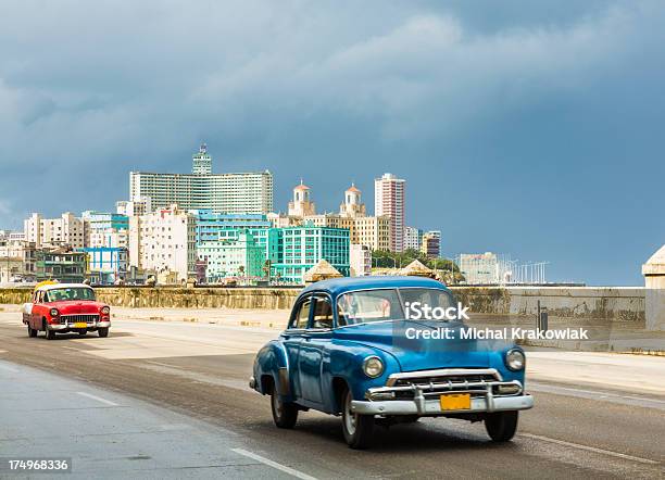 Malecon В Гаване Куба — стоковые фотографии и другие картинки Автомобиль - Автомобиль, Американская культура, Архитектура