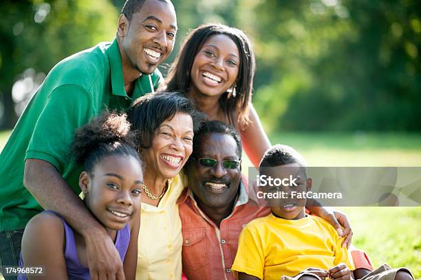 La Famiglia - Fotografie stock e altre immagini di 6-7 anni - 6-7 anni, 60-69 anni, 8-9 anni