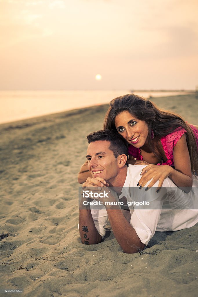 Casal na praia ao pôr do sol - Royalty-free 20-24 Anos Foto de stock