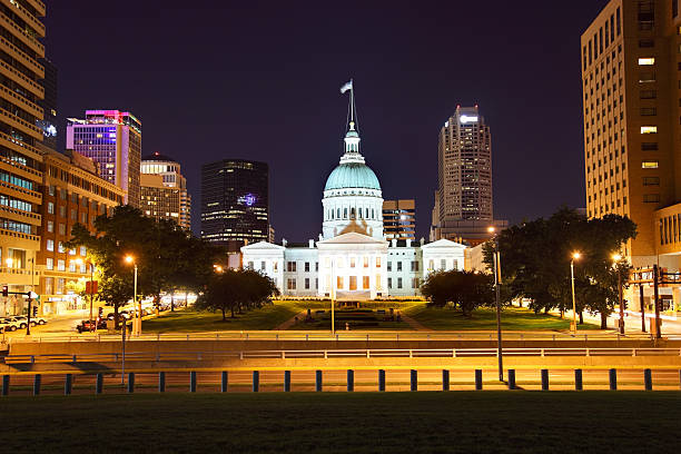 istock Old St. Louis County Courthouse and the downtown skyline 174968904