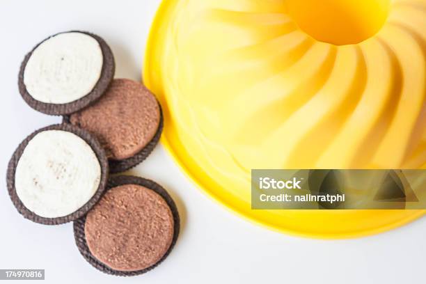 Os Cookies E Bolo Formulário Isolado Em Fundo Branco - Fotografias de stock e mais imagens de Bolacha