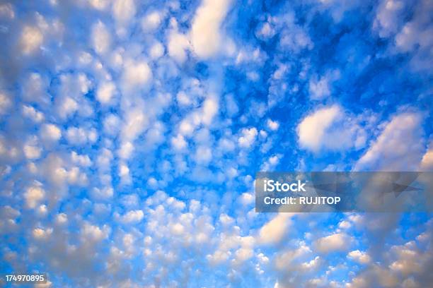 Schönen Himmel Und Könnte Der Natur Stockfoto und mehr Bilder von Bedeckter Himmel - Bedeckter Himmel, Bildhintergrund, Blau