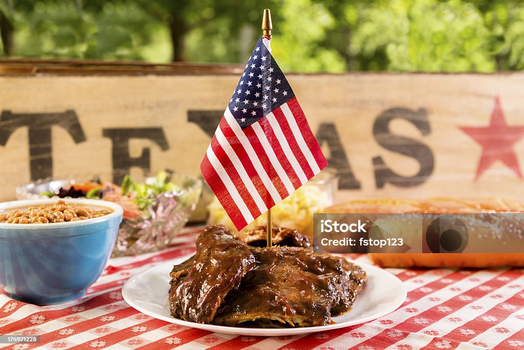 料理：BBQ リブ、豆、ポテトサラダと、アメリカの旗。 - テキサス州のロイヤリティフリーストックフォト
