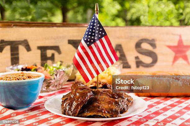 料理bbq リブ豆ポテトサラダとアメリカの旗 - テキサス州のストックフォトや画像を多数ご用意 - テキサス州, バーベキュー料理, 旗
