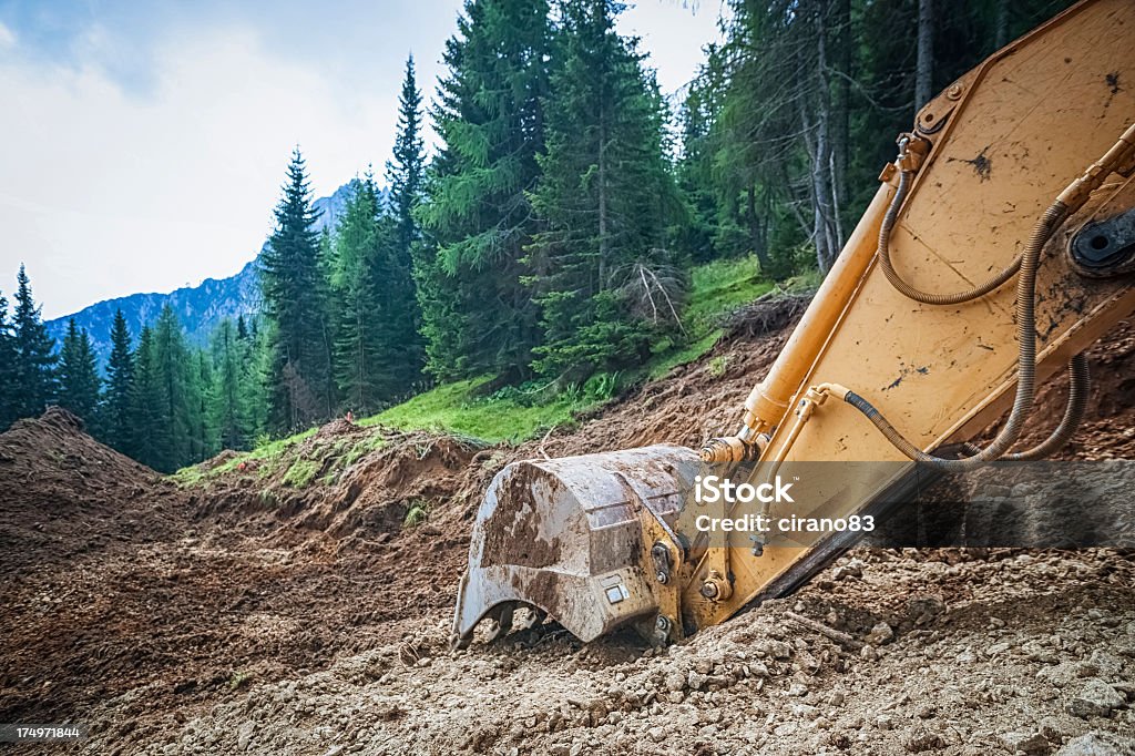 Excavator dans un chantier de construction - Photo de Chenille - Larve libre de droits