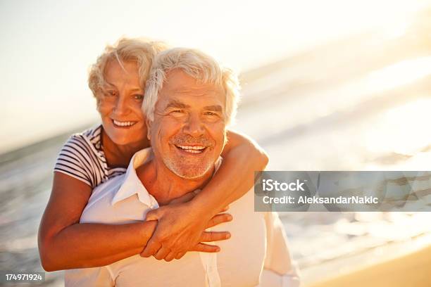 Lächelnd Senioren Stockfoto und mehr Bilder von Alter Erwachsener - Alter Erwachsener, Strand, Frauen