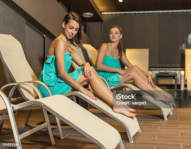 Relax In Un Centro Benessere - Fotografie stock e altre immagini di Sauna - Sauna, Adulto, Albergo