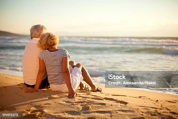 Par Sênior No Amor - Fotografias de stock e mais imagens de Casal Idoso - Casal Idoso, Pôr-do-sol, Vista Traseira