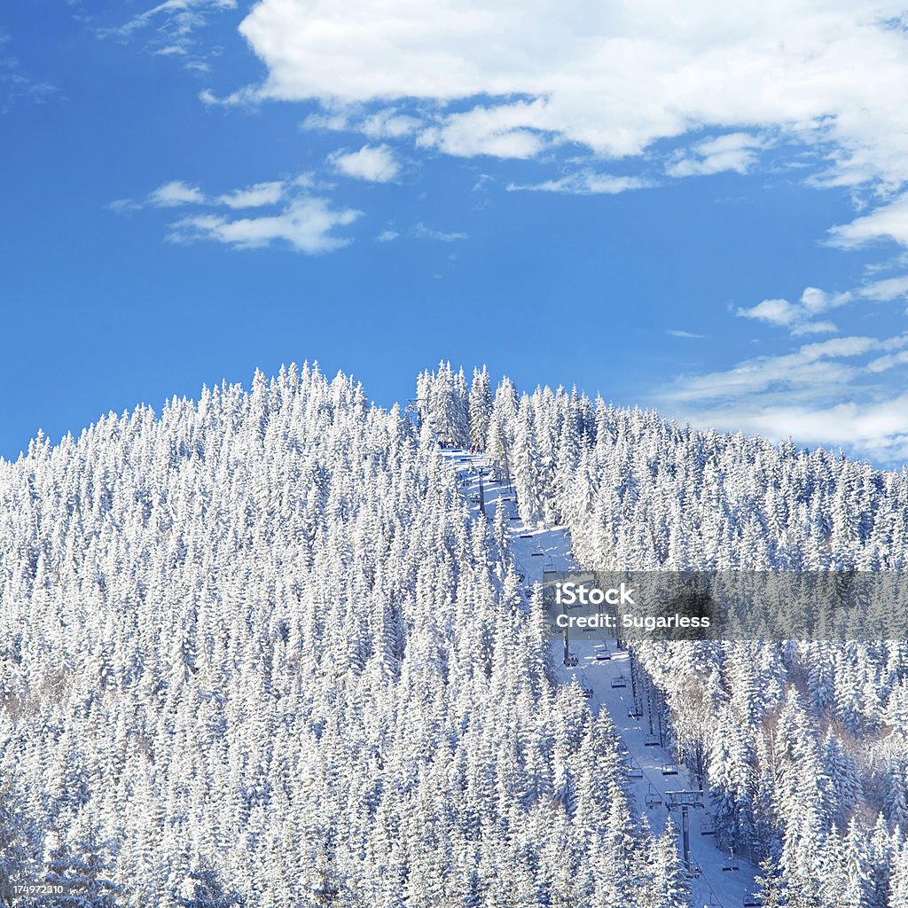 El pico de la montaña con funicular en invierno - Foto de stock de Agarrar libre de derechos