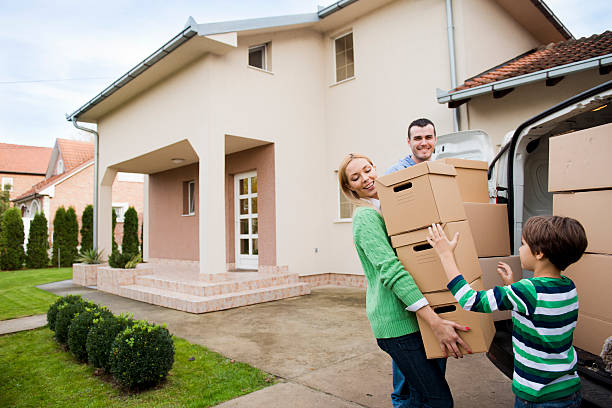 istock A family moving into a new house 174972365