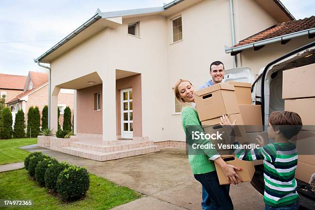 Mudar De Casa - Fotografias de stock e mais imagens de Família - Família, Descarregar - Atividade, Mudar de Casa