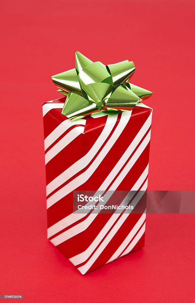 Presente de Natal em fundo vermelho - Foto de stock de Caixa - Recipiente royalty-free
