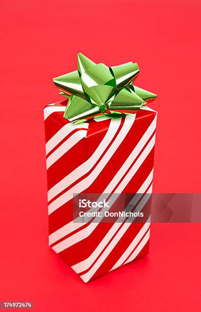 Foto de Presente De Natal Em Fundo Vermelho e mais fotos de stock de Caixa - Recipiente - Caixa - Recipiente, Caixa de presentes, Embrulhado