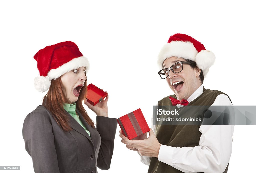 겁먹은 여자 Opeing 크리스마스 선물을 배송함 얼간이 - 로열티 프리 35-39세 스톡 사진