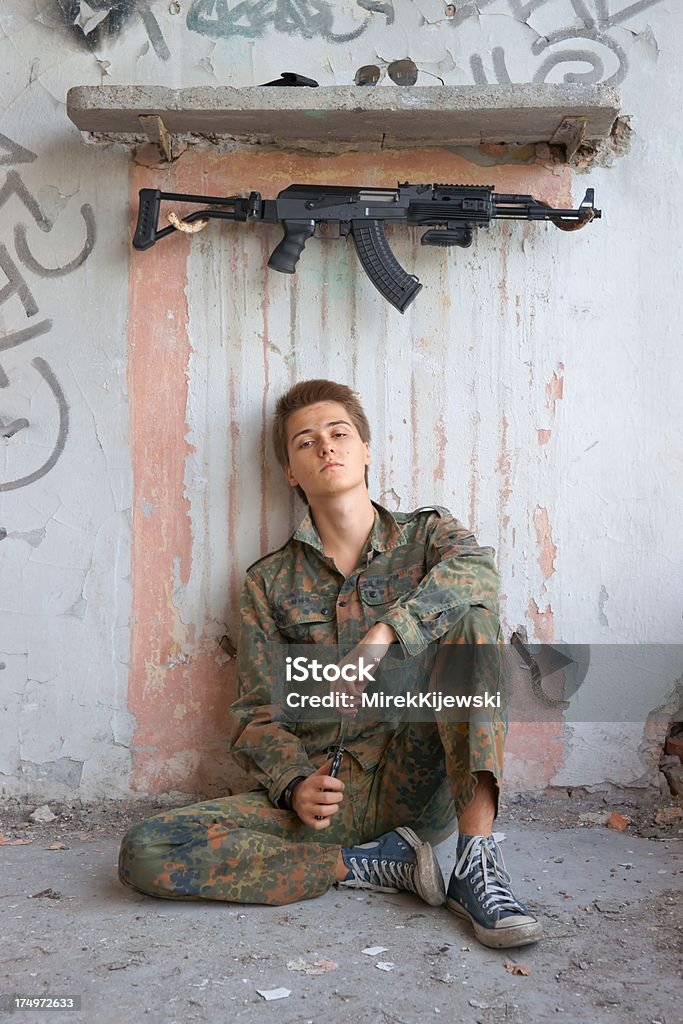 Adolescente, niño en Batalla dress, de cuchillo y del rifle - Foto de stock de Ejército libre de derechos