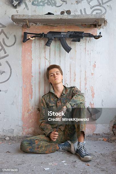 Adolescente Niño En Batalla Dress De Cuchillo Y Del Rifle Foto de stock y más banco de imágenes de Ejército