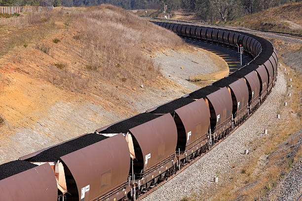 luz vermelha para carvão - train coal mining australia imagens e fotografias de stock