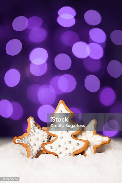 크리스마스 컴포지션 진저브레드 쿠키 보라색에 대한 스톡 사진 및 기타 이미지 - 보라색, 접사 촬영, 크리스마스