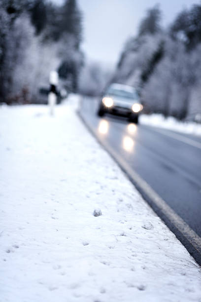 冬の道路の状況、階段車 - car winter road reflector snow ストックフォトと画像