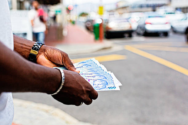 homem na rua da cidade com muitas notas de cem rand - currency spending money african descent black - fotografias e filmes do acervo