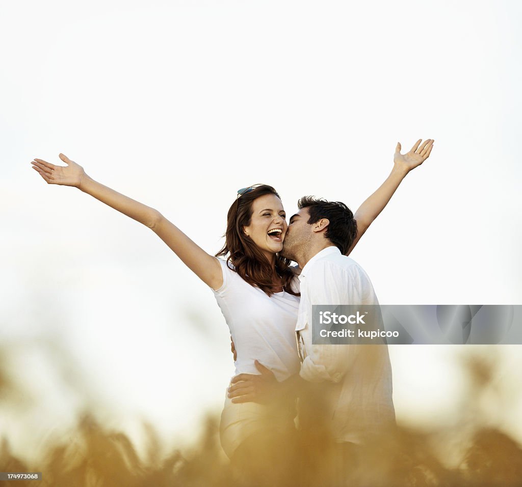 Sentir l'excitation de jeunes amoureux - Photo de Adulte libre de droits