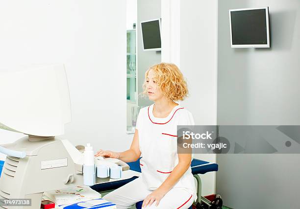 Foto de Médico Usando A Máquina De Ultrasom e mais fotos de stock de 30 Anos - 30 Anos, Adulto, Adulto maduro
