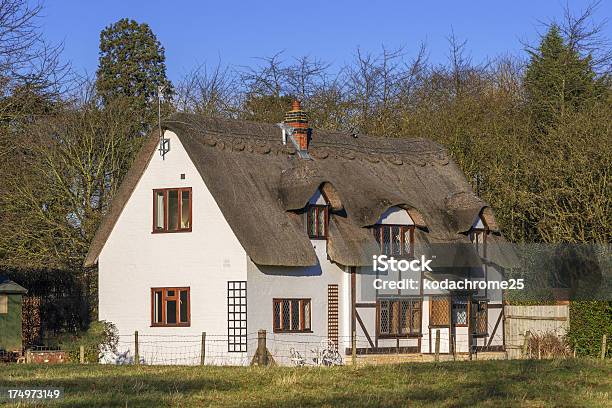 Cottage - Fotografie stock e altre immagini di Cancello - Cancello, Casa, Casetta di campagna