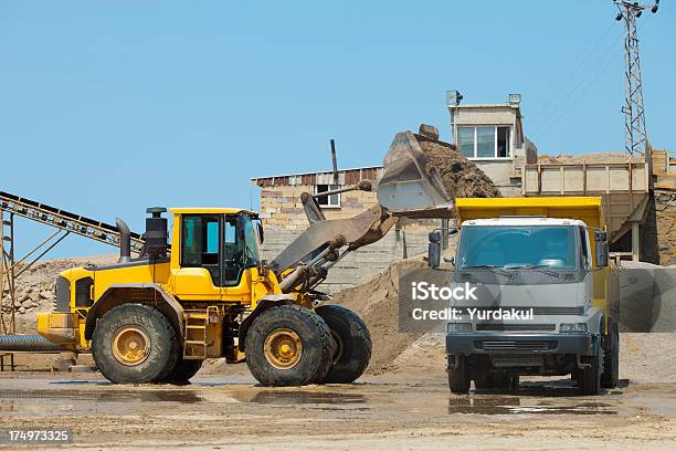 Máquinas De Trabalhar Numa Mina De Areia - Fotografias de stock e mais imagens de Amarelo - Amarelo, Amontoar, Ao Ar Livre
