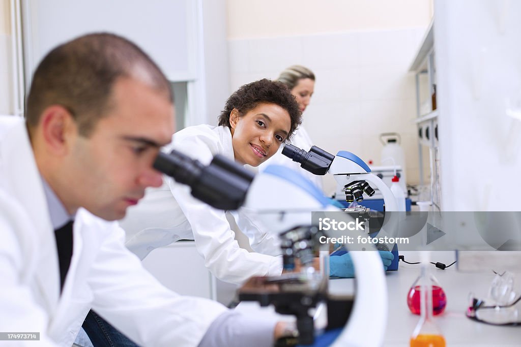 Wissenschaftler Arbeiten im Labor zusammen - Lizenzfrei Forschung Stock-Foto