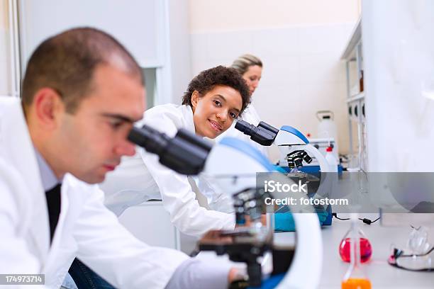 Wissenschaftler Arbeiten Im Labor Zusammen Stockfoto und mehr Bilder von Forschung - Forschung, In einer Reihe, Mikroskop