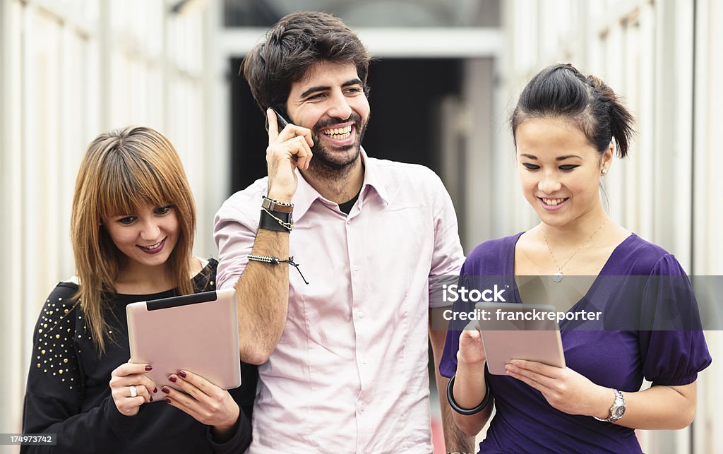 Neue generation Gerät-multirassische Personen in der Schule - Lizenzfrei Am Telefon Stock-Foto