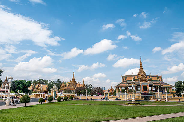 il palazzo reale e la pagoda d'argento a phnom penh, cambogia - stupa royal stupa local landmark national landmark foto e immagini stock