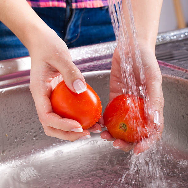 lavado verduras frescas - handful motion blurred motion wet fotografías e imágenes de stock