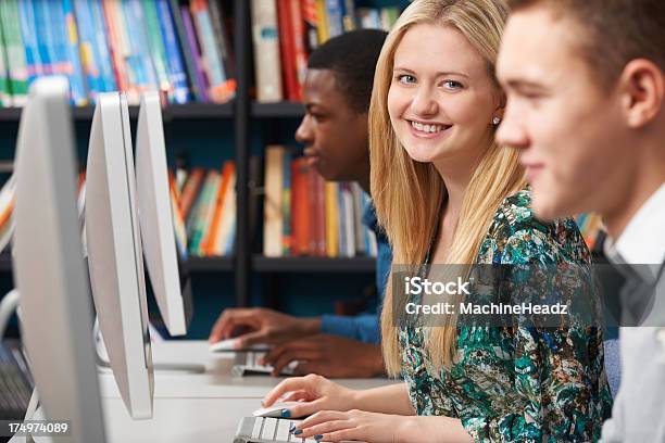 Group Of Teenage 学生のコンピューターでスクール形式 - 3人のストックフォトや画像を多数ご用意 - 3人, アフリカ民族, アフリカ系アメリカ人
