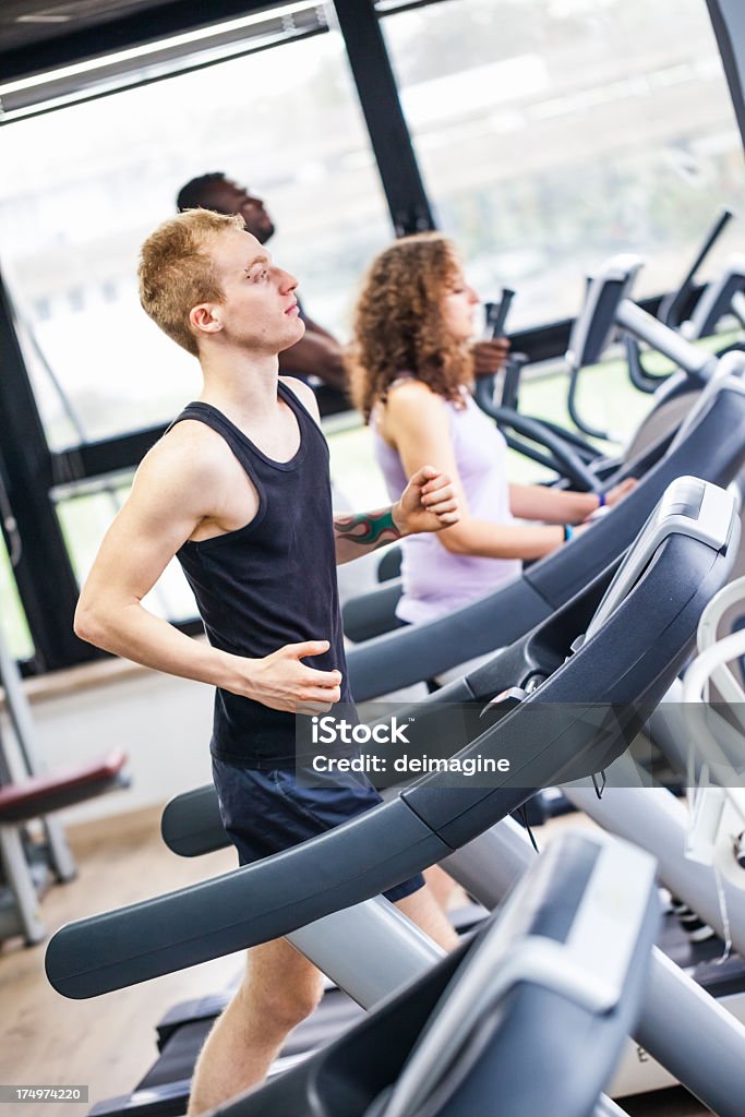 Exercícios correndo na esteira - Foto de stock de 20-24 Anos royalty-free