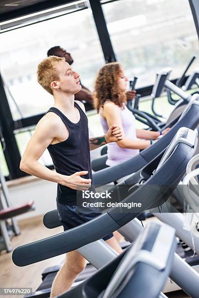 Foto de Exercícios Correndo Na Esteira e mais fotos de stock de 20-24 Anos - 20-24 Anos, Academia de ginástica, Adulto