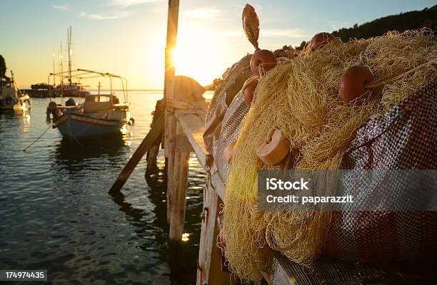 Redes De Pesca Em Um Pequeno Doca Romântico Na Grécia - Fotografias de stock e mais imagens de Comida