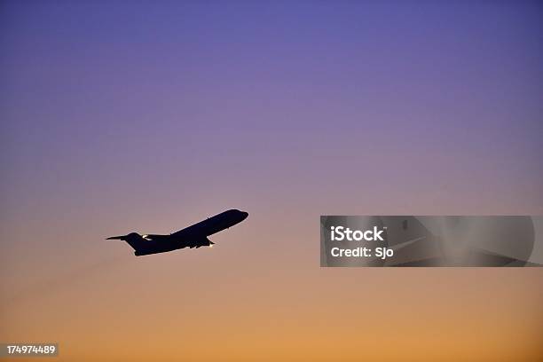 Samolot Sylwetka - zdjęcia stockowe i więcej obrazów Latać - Latać, Odrzutowiec korporacyjny, Sylwetka