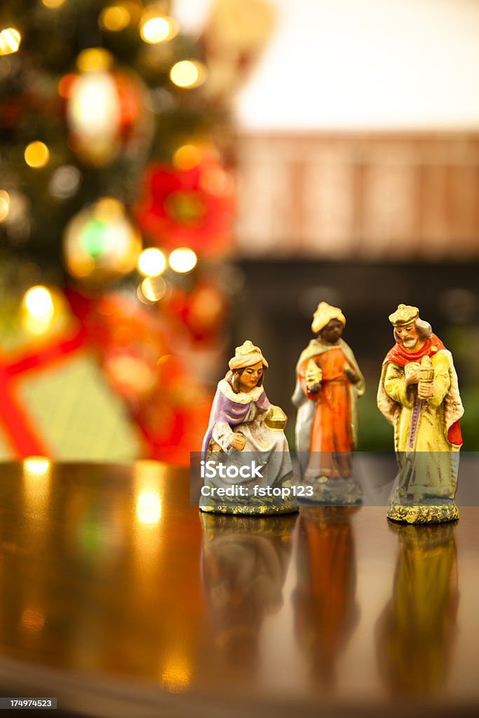 Tre wisemen multi etnico statuette albero di Natale e camino sfondo - Foto stock royalty-free di Re Magi