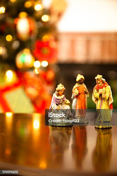 Tre Wisemen Multi Etnico Statuette Albero Di Natale E Camino Sfondo - Fotografie stock e altre immagini di Re Magi