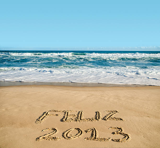 szczęśliwego nowego roku, w języku portugalskim - 2013 beach sand new years day zdjęcia i obrazy z banku zdjęć