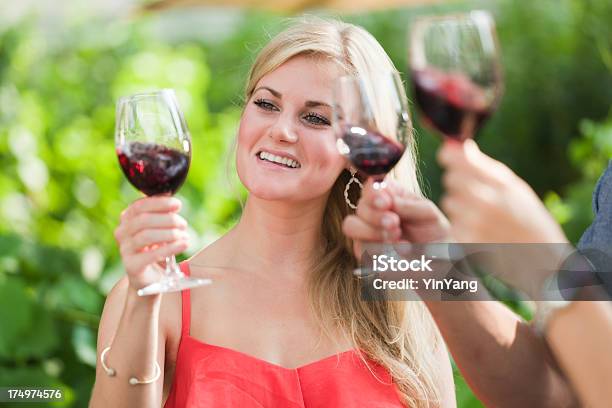 Outdoor Degustazione Di Vino Con Volute Assaggio Vino Rosso In Vetro Hz - Fotografie stock e altre immagini di Adulto