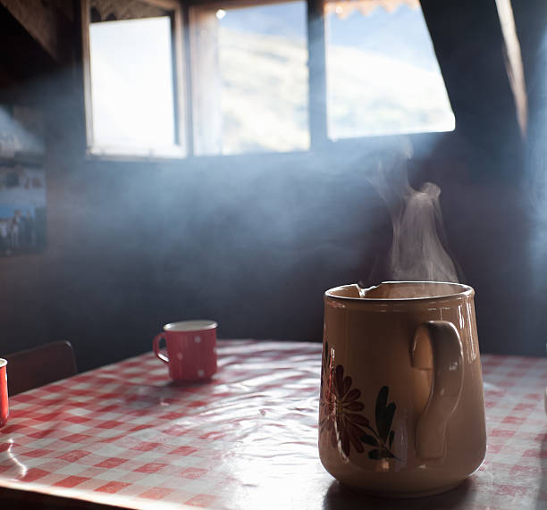 bebida quente em swiss fazenda - lenk im simmental - fotografias e filmes do acervo