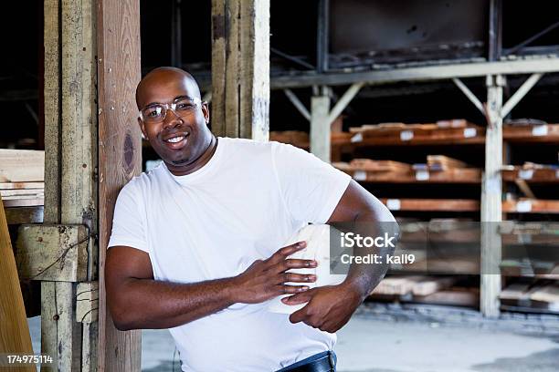 働く男性店に販売木材 - 店主のストックフォトや画像を多数ご用意 - 店主, 材木, 1人