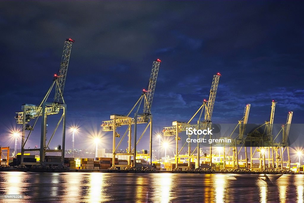 Grúas de trabajo en Europa puerto de noche - Foto de stock de Grúa libre de derechos