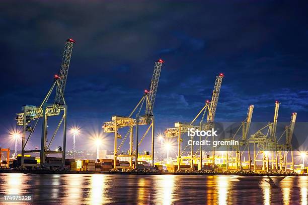 Grúas De Trabajo En Europa Puerto De Noche Foto de stock y más banco de imágenes de Grúa - Grúa, Muelle comercial, Puerto