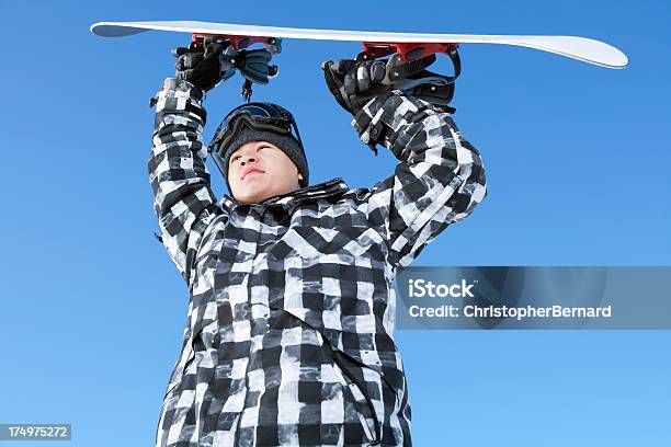 Macho Snowboarder Contra El Cielo Azul Foto de stock y más banco de imágenes de 20-24 años - 20-24 años, Actividades recreativas, Adulto