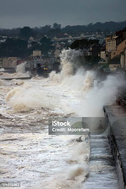 打ち寄せる波鉄道路線上で列車の Dawlish さ - ドーリッシュのストックフォトや画像を多数ご用意 - ドーリッシュ, しぶき, デヴォン州